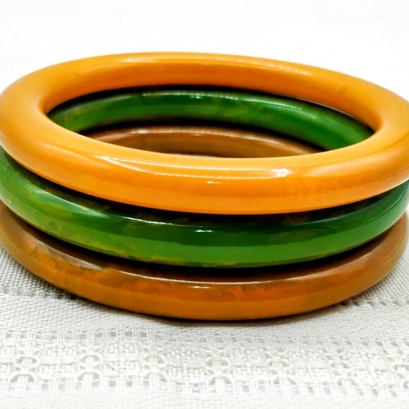 Three bakelite bangle bracelets in pea green, yellow and mustard 1960s - Picture 6 of 8
